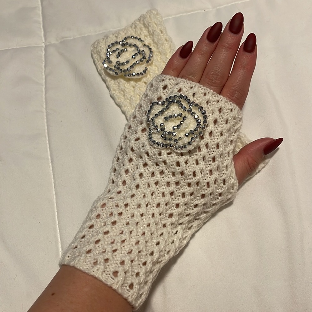 Hand scarf warmer with flower detail